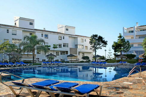 Marina-Dorada-pool-exterior-1