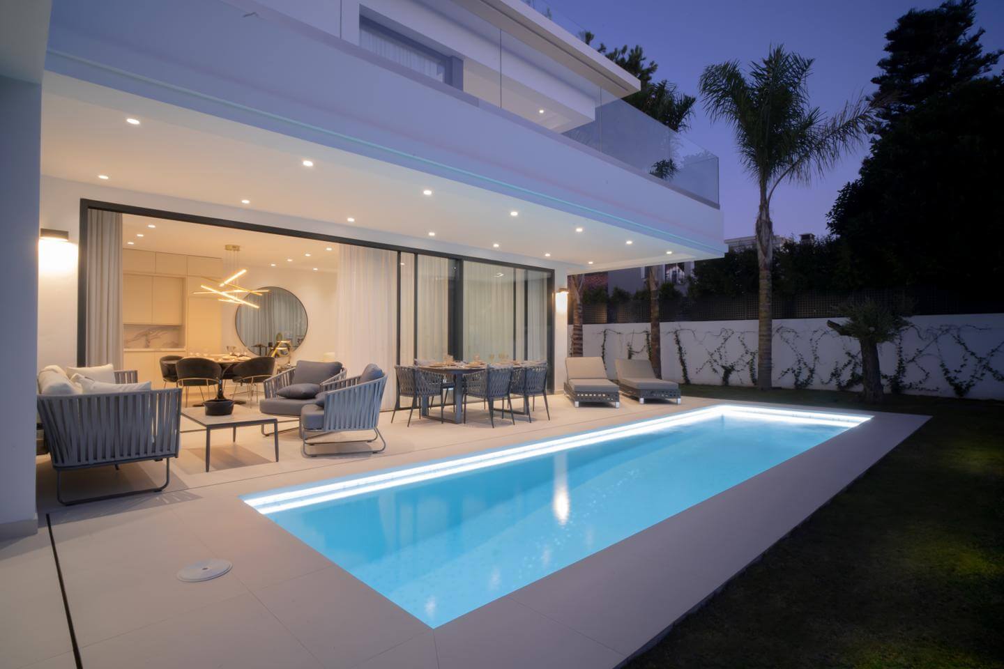 BEACHSIDE VILLA FOR SALE IN THE GOLDEN MILE | MARBELLA